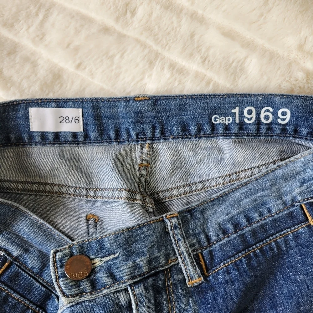 THE GAP // 1969 mid waist 5 pocket zippered side slit raw hem denim jean shorts